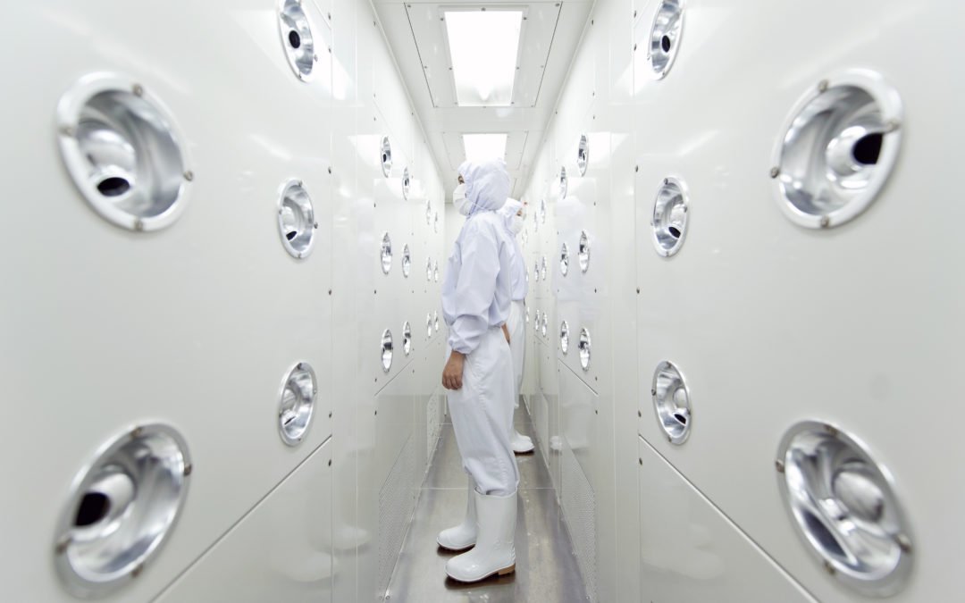 Técnicos AZVIR realizando prueba de flujo de aire en cuarto limpio con equipo de medición